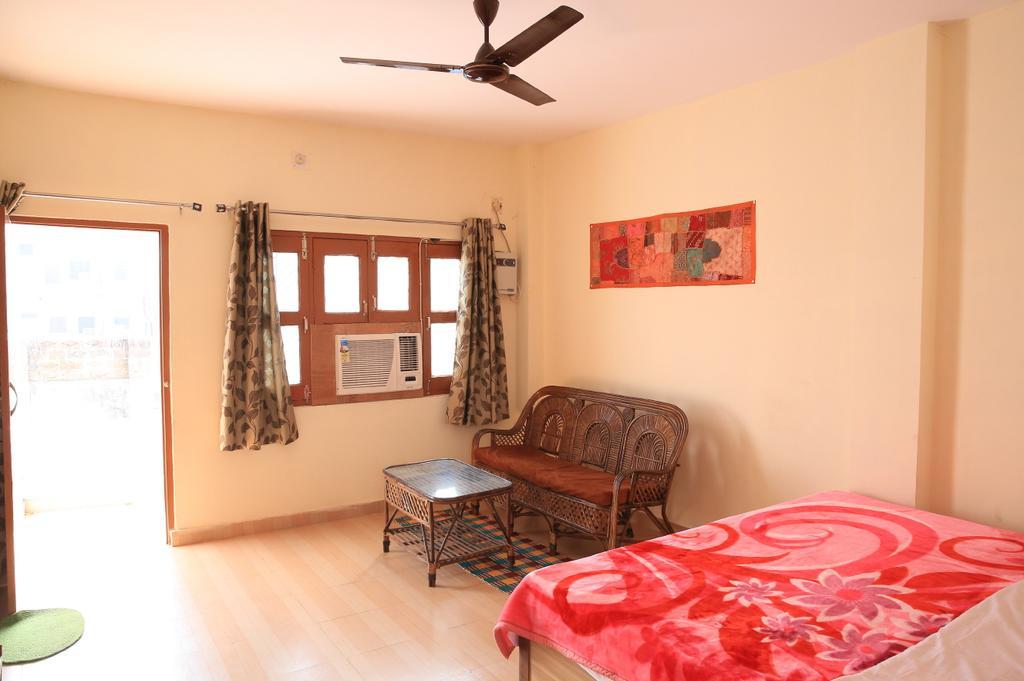 فاراناسي Bona Cafe Restaurant & Sala Guest House الغرفة الصورة